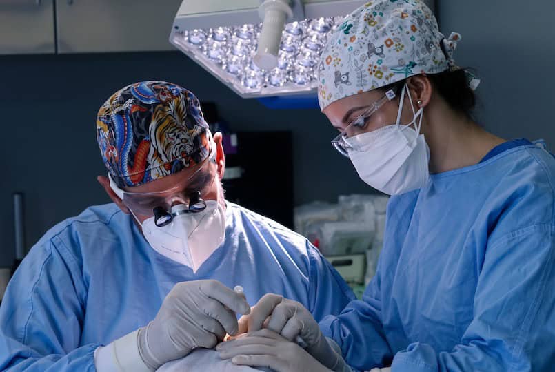 Operando-en-Quirofano-Dr-Juan-Couto-Trasplante-Capilar-en-Madrid-en-FUExpert-Clinic-Mejor-Clinica-Capilar-en-Madrid-Espana